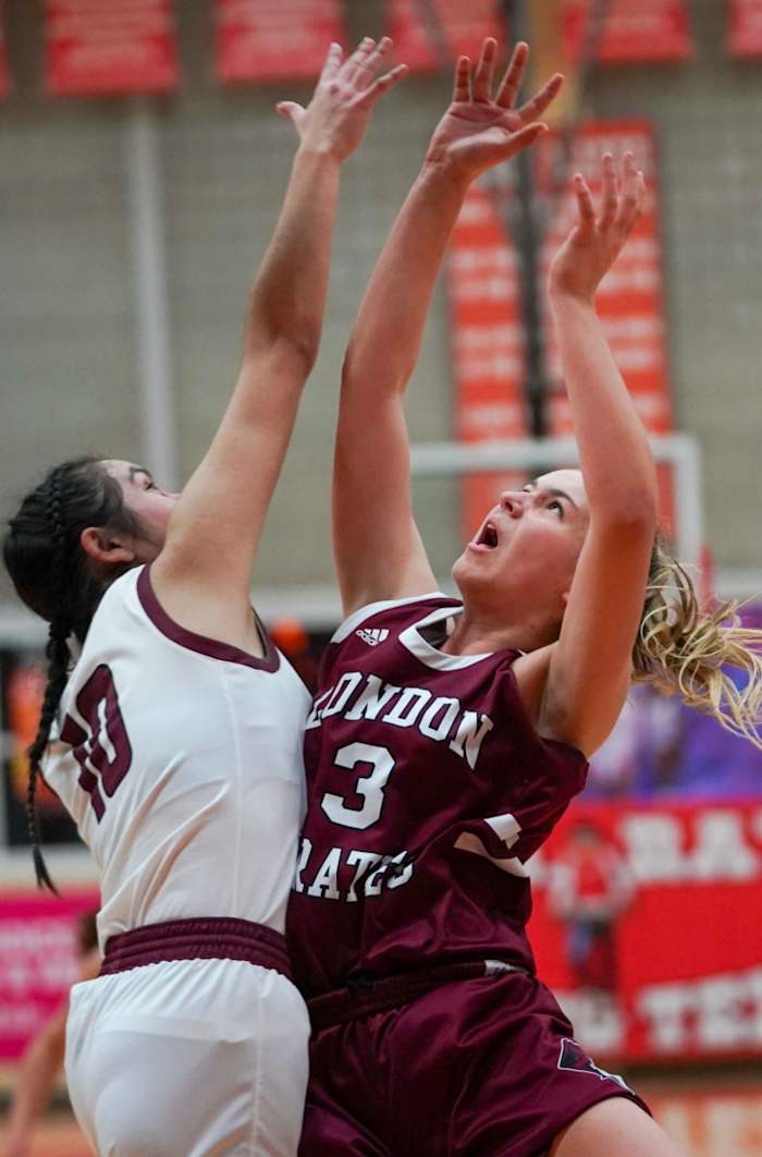 mathis-london-girls-basketball-playoffs00005